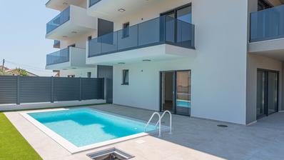Tribunj, novo edifício, apartamento no rés-do-chão com piscina, 133,46 m²