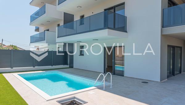 Tribunj, novo edifício, apartamento no rés-do-chão com piscina