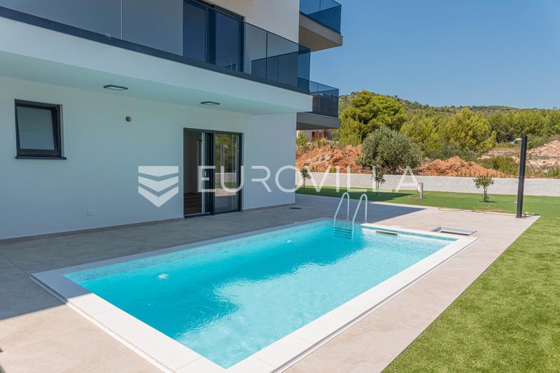 Tribunj, novo edifício, apartamento no rés-do-chão com piscina, 133,46 m² - 3