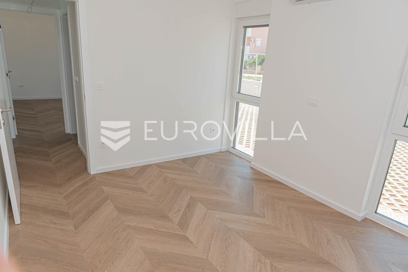 Tribunj, novo edifício, apartamento no rés-do-chão com piscina, 133,46 m² - 11