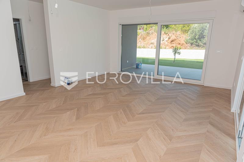 Tribunj, novo edifício, apartamento no rés-do-chão com piscina, 133,46 m² - 5