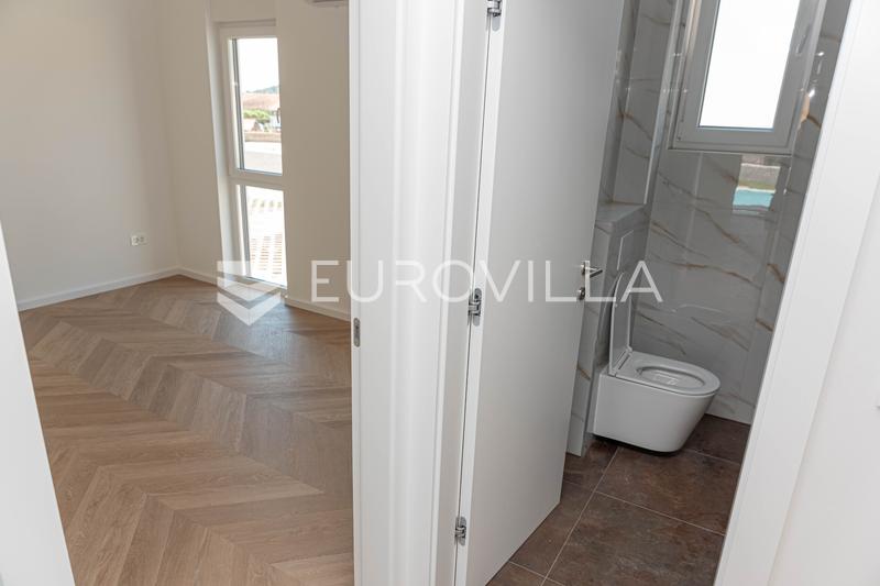 Tribunj, novo edifício, apartamento no rés-do-chão com piscina, 133,46 m² - 7