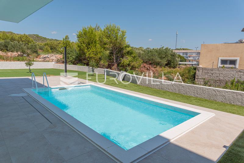 Tribunj, novo edifício, apartamento no rés-do-chão com piscina, 133,46 m² - 2
