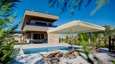 Istriassa, Marčanassa, moderni huvila uima-altaalla ja wellness-keitaalla