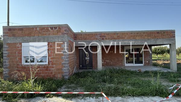 Osijek, Tenja, na prodaju kuća prizemnica (roh-bau), 130 m2 na parceli od 342 m2