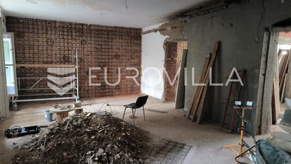 Zagreb, Palmotićeva, a spacious four-room apartment currently roh-bau of 163 m²