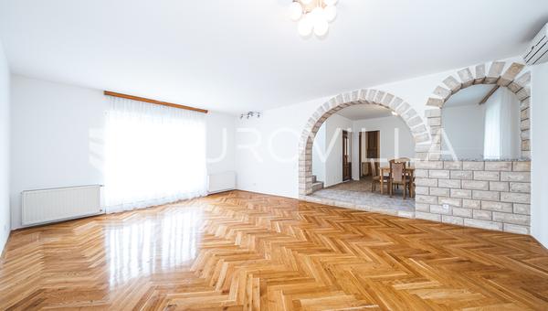 Zagreb, Gračani, prekrasan troetažan šeterosoban stan s vrtom 278,66 m²