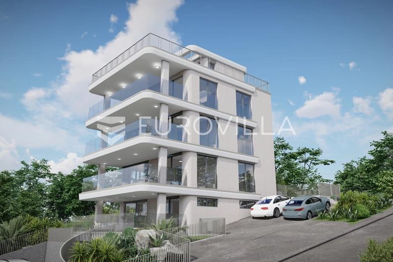 Trogir, spacious three-bedroom apartment near the beach