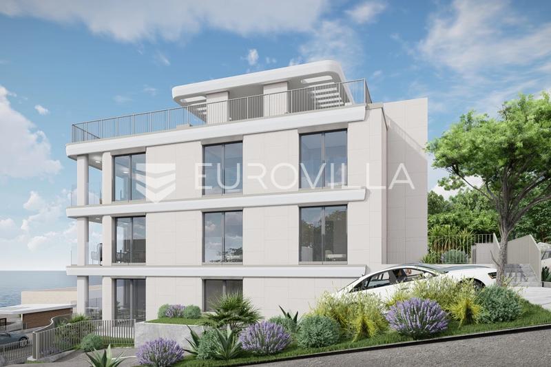 Trogir, spacious three-bedroom apartment near the beach