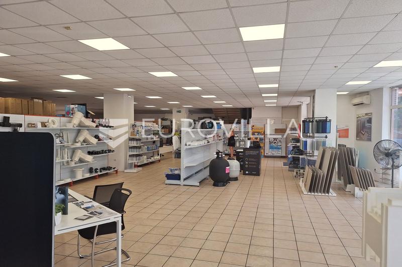 Istria, Pula, commercial space 531.81 m² with parking in a busy location - 1