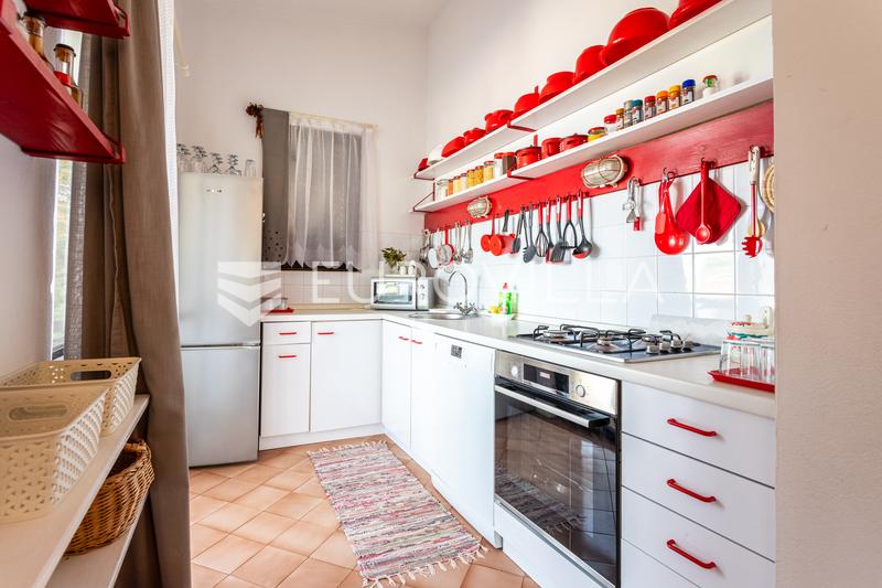 Solta, Necujam - Kiinteistö tilavalla 3 843 m²:n tontilla ensimmäisellä rivillä meren rannalla - 2