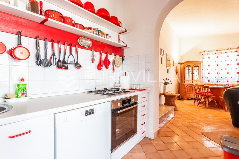 Solta, Necujam - Kiinteistö tilavalla 3 843 m²:n tontilla ensimmäisellä rivillä meren rannalla - 3