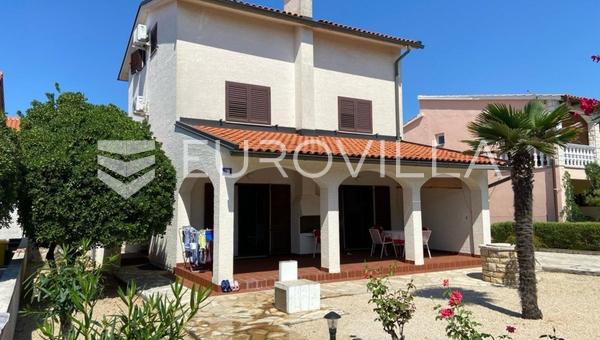 Vir - Encantadora casa con un gran jardín y garaje en una ubicación excepcional