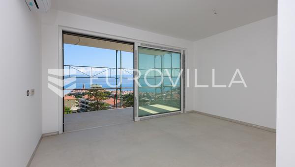 Insel Krk, Vrbnik, Wohnung in einem Neubau mit Garten, Swimmingpool und Meerblick