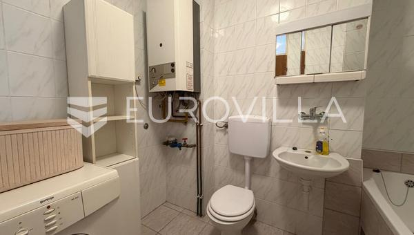 Đakovo, Bymidte - 61 m² toværelses lejlighed med opbevaringsrum