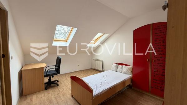 Đakovo, Centro de la ciudad - Apartamento de dos dormitorios de 61 m² con trastero