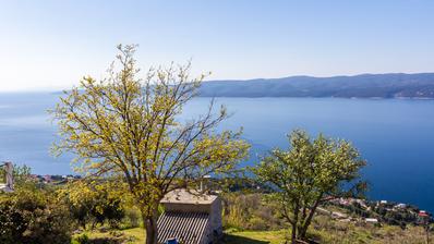 Omiš, Lokva Rogoznica, atraktivno građevinsko zemljište površine 474 m2