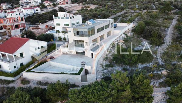 Rogoznica, Razanj, villa di lusso in costruzione in una posizione unica, prima fila al mare