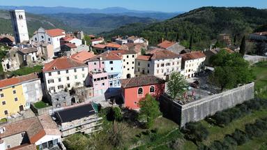 Istra, Oprtalj, trietažno stanovanje v vrstni hiši, edinstvena nepremičnina v samem centru