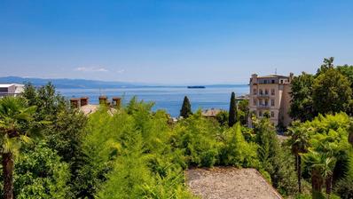 Opatija, adaptiran stan 100 m², drugi red do mora, dva balkona