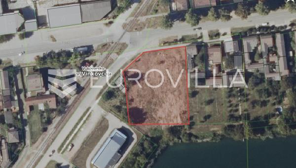 Vinkovci, atraktivno građevinsko zemljište na kutu, 2.968 m², odlična lokacija