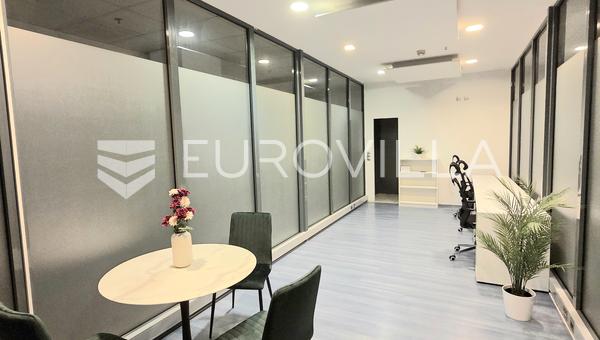 Zagreb, Kvaternikov trg, namješten poslovni prostor 26 m² na 2. katu poslovne zgrade