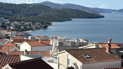 Trogir, Okrug Gornji, Apartman S5 na drugom katu površine od 76 m² s krovnom terasom