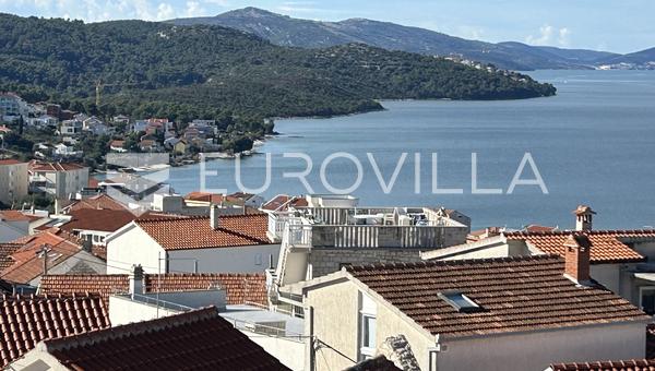 Trogir, Okrug Gornji, Apartman S5 na drugom katu površine od 76 m² s krovnom terasom
