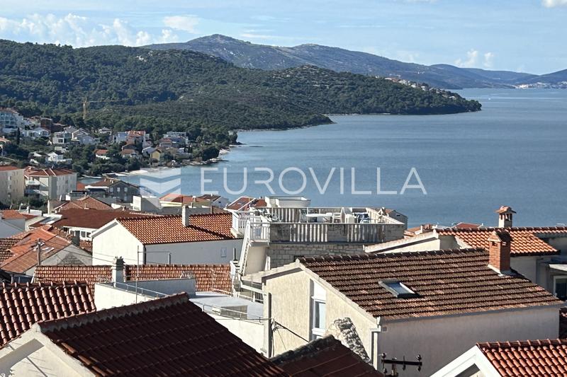 Trogir, Okrug Gornji, Apartman S5 na drugom katu površine od 76 m² s krovnom terasom