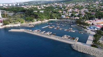 Kostrena, građevinsko zemljište 2623 m² s tri objekta, blizina mora, odlična lokacija