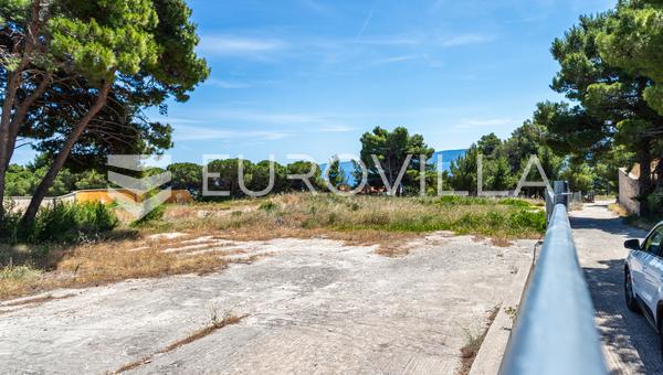 Brač, Bol, građevinsko zemljište s dozvolom, 733 m²