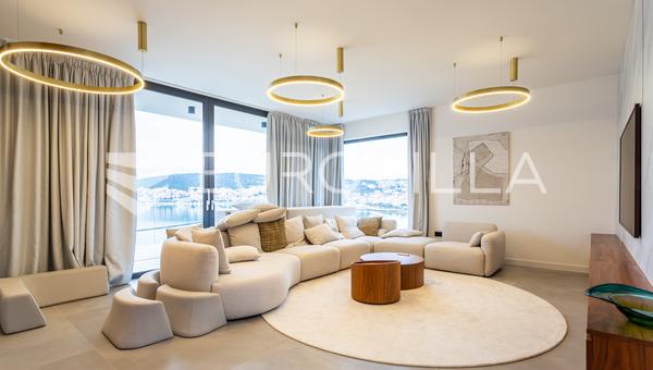 Okrug Gornji, moderne villa nær stranden