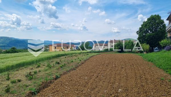 Ístria, Buzet, terreno edificável com vista para o verde num verdadeiro oásis de paz.