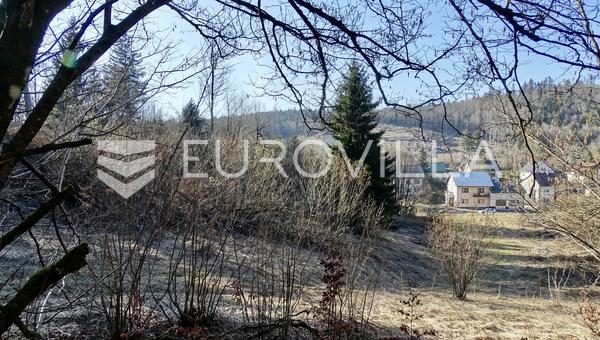 Delnice, atractivo terreno de 1.380 m² para la construcción de casas familiares y casas de vacaciones.