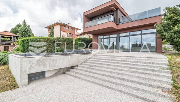 Villa familiar de lujo con piscina en Šestine, Zagreb.