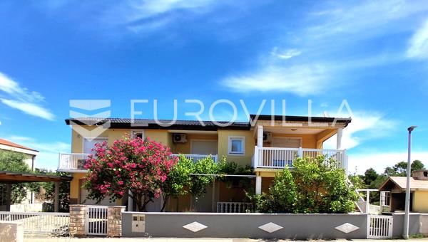 Vir - 200 m od plaže - Popolnoma opremljena hiša s 4 apartmaji in garažo