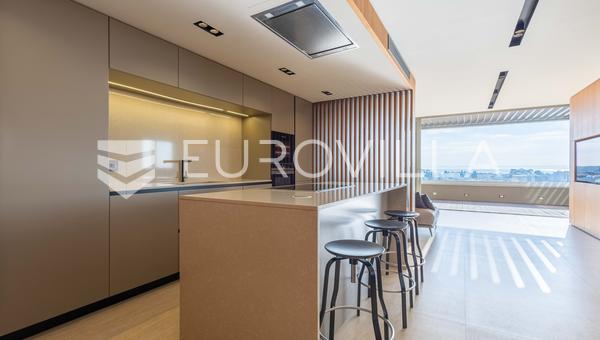 Isztria, Novigrad - Fényűző, két hálószobás penthouse 135 m²-en, tengeri kilátással és parkolóval
