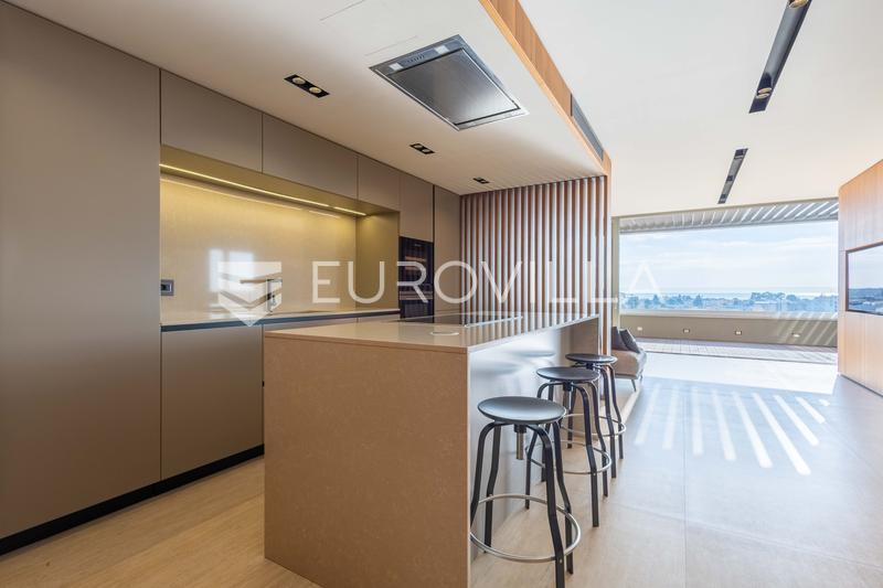 Istra, Novigrad, luksuzan penthouse 135 m², dvije spavaće sobe, pogled na more, parking