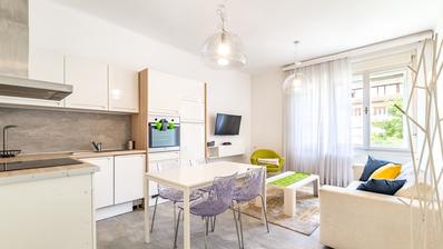 Zagreb, Britanski trg, kompletno adaptiran i namješten trosoban stan s garažom, 60 m²