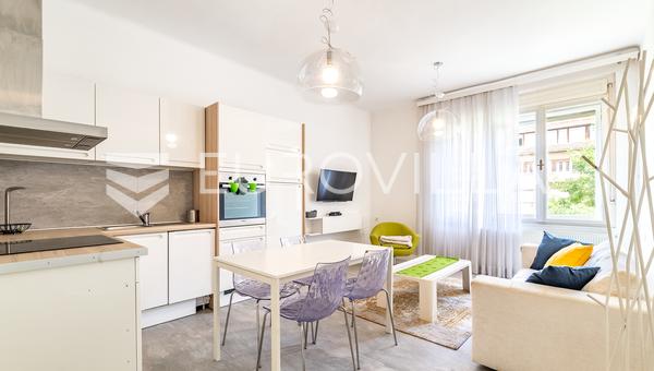 Zagreb, Britanski trg, kompletno adaptiran i namješten trosoban stan s garažom, 60 m²