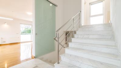 Zagreb, Gajnice, kompleks, sestavljen iz dveh nedavno zgrajenih stavb, vsaka po 700 m², na zemljišču velikosti 10.000 m²