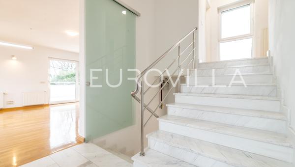 Zagreb, Gajnice, jedinstven kompleks dvije, zgrade novije gradnje po 700 m² s okućnicom 10.000 m²