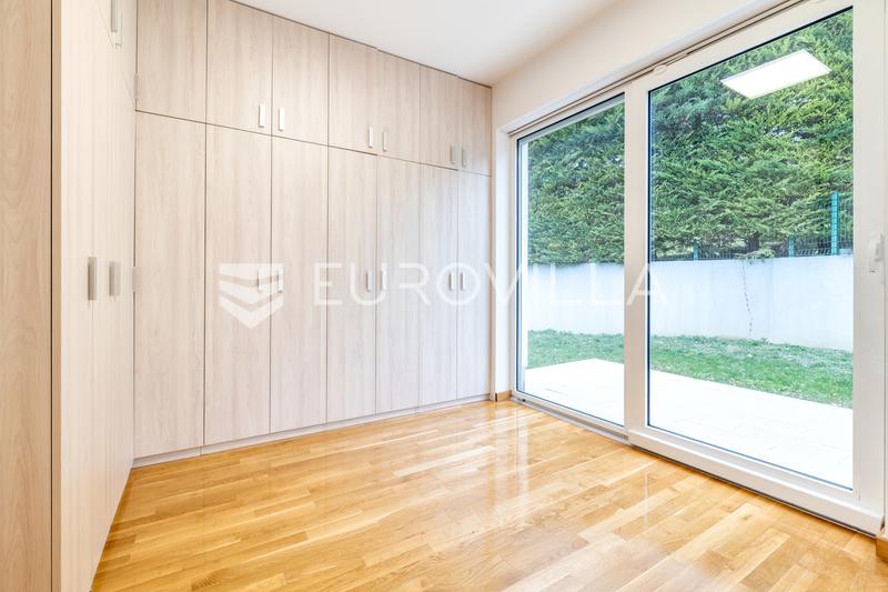 Zagreb, Gajnice, jedinstven kompleks dvije, zgrade novije gradnje po 700 m² s okućnicom 10.000 m² - 13