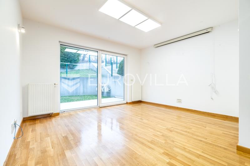 Zagreb, Gajnice, jedinstven kompleks dvije, zgrade novije gradnje po 700 m² s okućnicom 10.000 m² - 11