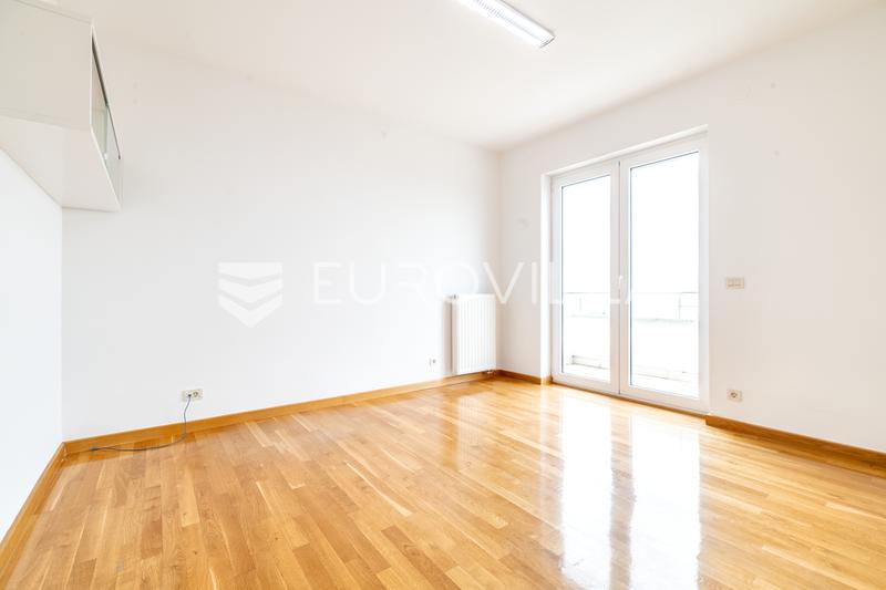 Zagreb, Gajnice, jedinstven kompleks dvije, zgrade novije gradnje po 700 m² s okućnicom 10.000 m² - 18