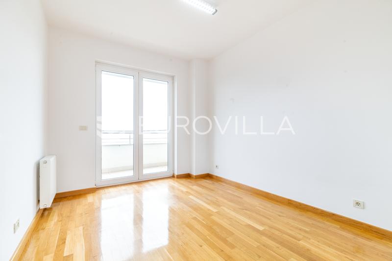 Zagreb, Gajnice, jedinstven kompleks dvije, zgrade novije gradnje po 700 m² s okućnicom 10.000 m² - 6