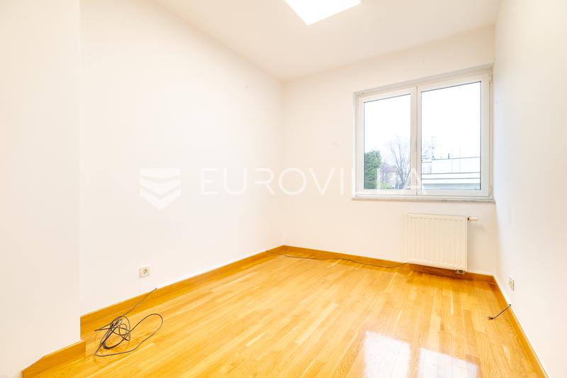 Zagreb, Gajnice, jedinstven kompleks dvije, zgrade novije gradnje po 700 m² s okućnicom 10.000 m² - 20