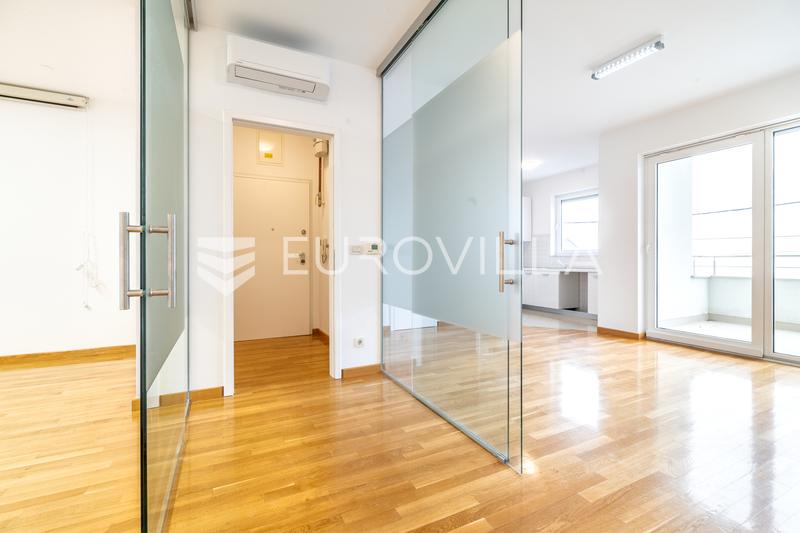 Zagreb, Gajnice, jedinstven kompleks dvije, zgrade novije gradnje po 700 m² s okućnicom 10.000 m² - 2