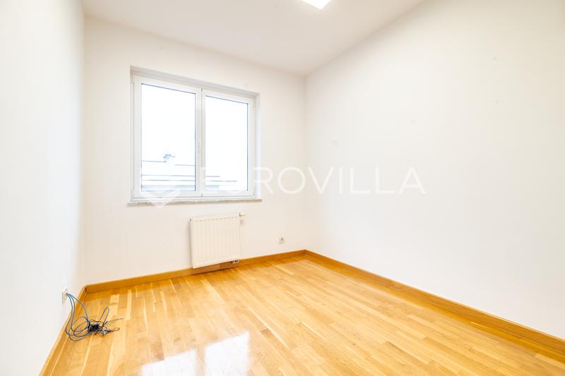 Zagreb, Gajnice, jedinstven kompleks dvije, zgrade novije gradnje po 700 m² s okućnicom 10.000 m² - 19