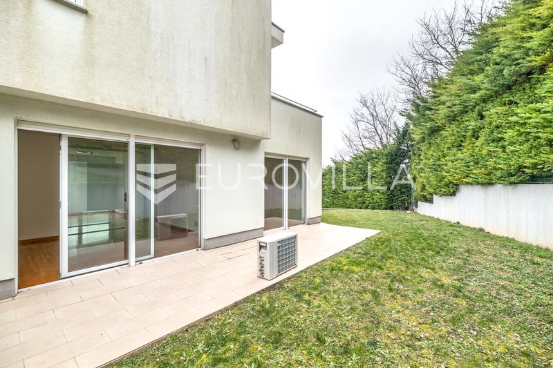 Zagreb, Gajnice, jedinstven kompleks dvije, zgrade novije gradnje po 700 m² s okućnicom 10.000 m² - 15
